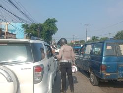Personil Lalulintas Polrestabes Medan Tindak Pelanggar Lalin di Jalan SM Raja